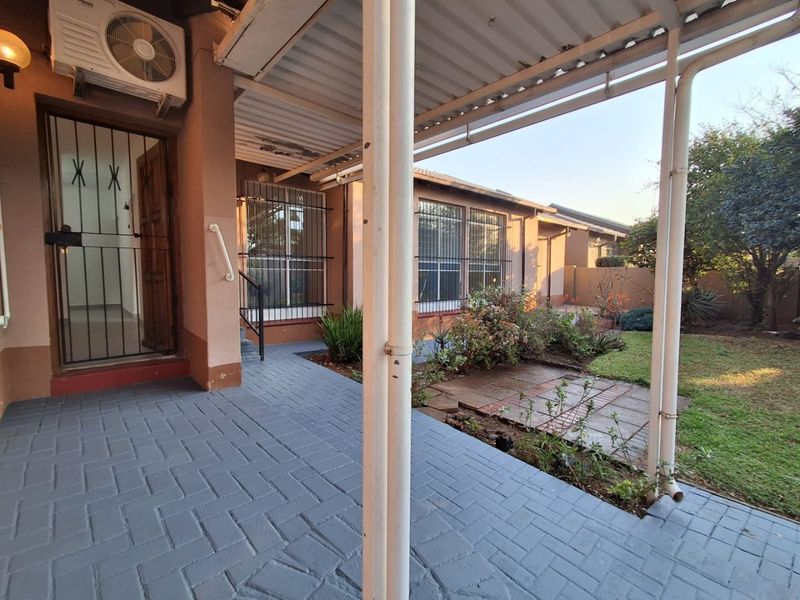 TO LET!! Stunning Upgraded 3-Bedroom Simplex in Florauna - Photo 4