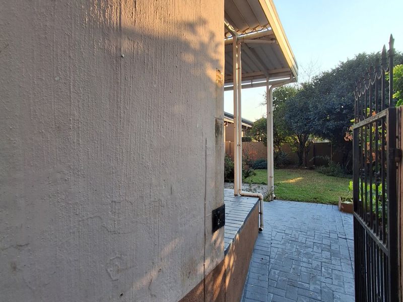 TO LET!! Stunning Upgraded 3-Bedroom Simplex in Florauna - Photo 9