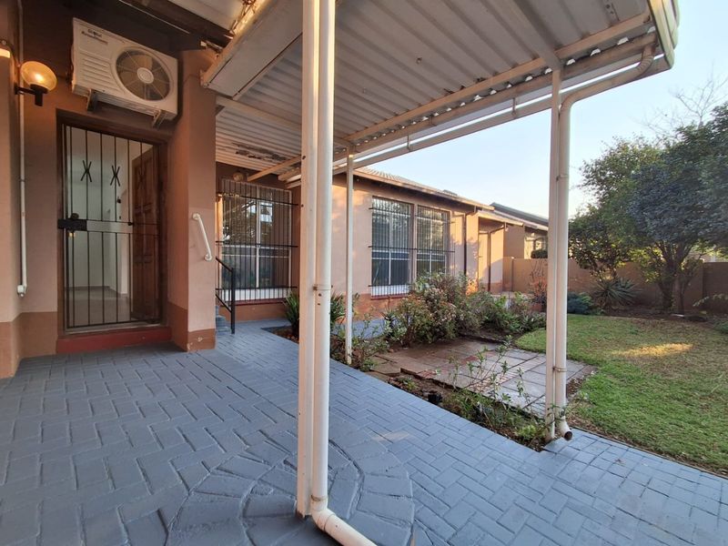 TO LET!! Stunning Upgraded 3-Bedroom Simplex in Florauna - Photo 6