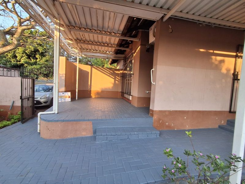 TO LET!! Stunning Upgraded 3-Bedroom Simplex in Florauna - Photo 2