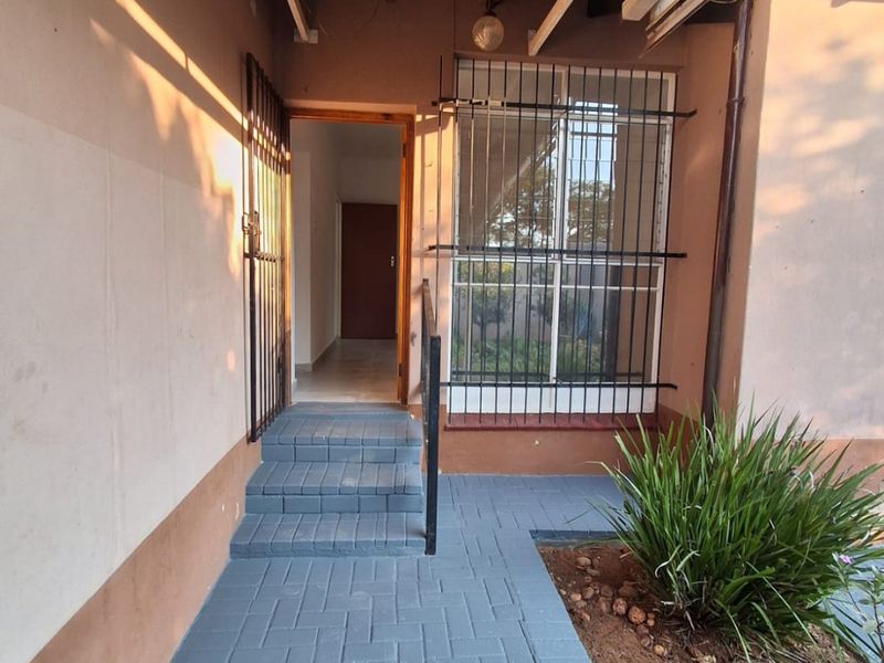 TO LET!! Stunning Upgraded 3-Bedroom Simplex in Florauna - Photo 2