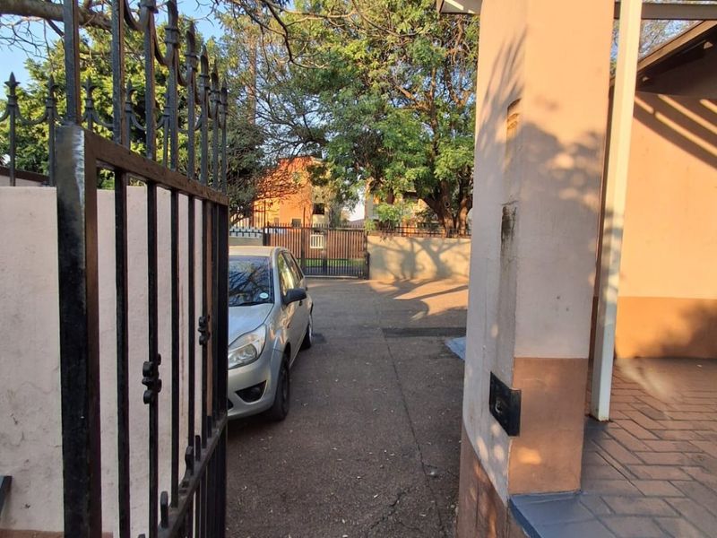 TO LET!! Stunning Upgraded 3-Bedroom Simplex in Florauna - Photo 10
