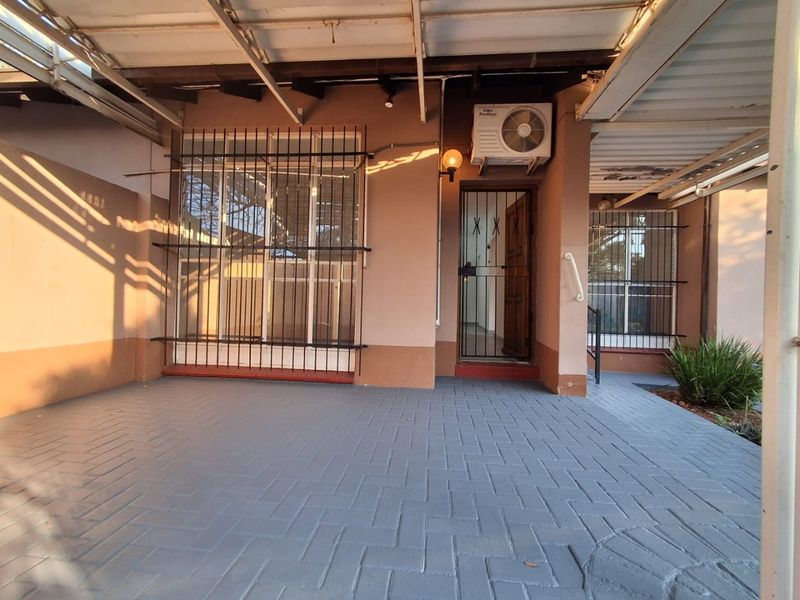 TO LET!! Stunning Upgraded 3-Bedroom Simplex in Florauna - Photo 3