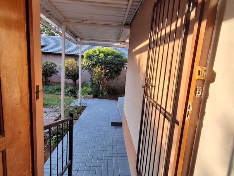 TO LET!! Stunning Upgraded 3-Bedroom Simplex in Florauna - Photo 5