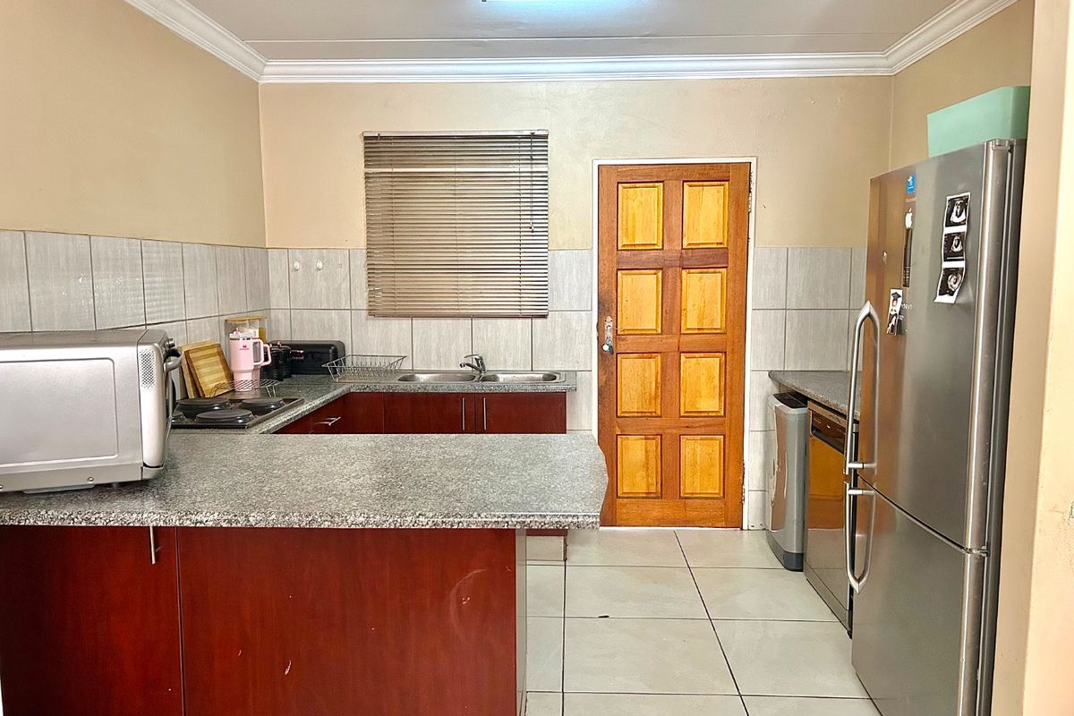TWO BEDROOMS AND TWO BATHROOMS - Photo 4
