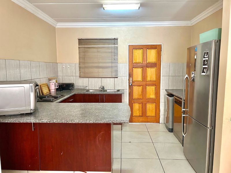 TWO BEDROOMS AND TWO BATHROOMS - Photo 4