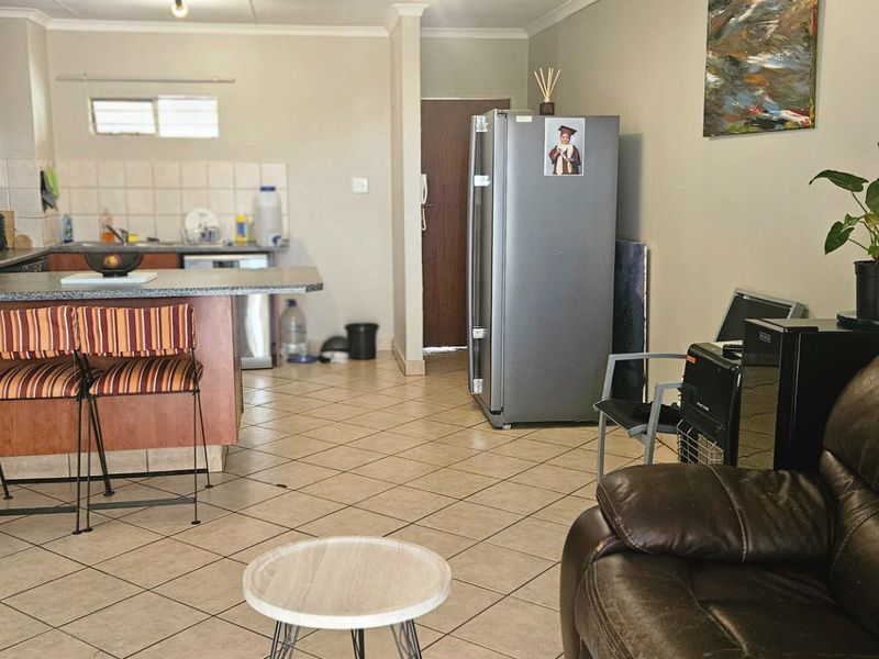 Stylish 2-Bedroom, 2-Bathroom Home in a Highly Sought-After Secure Complex!!! - Photo 5