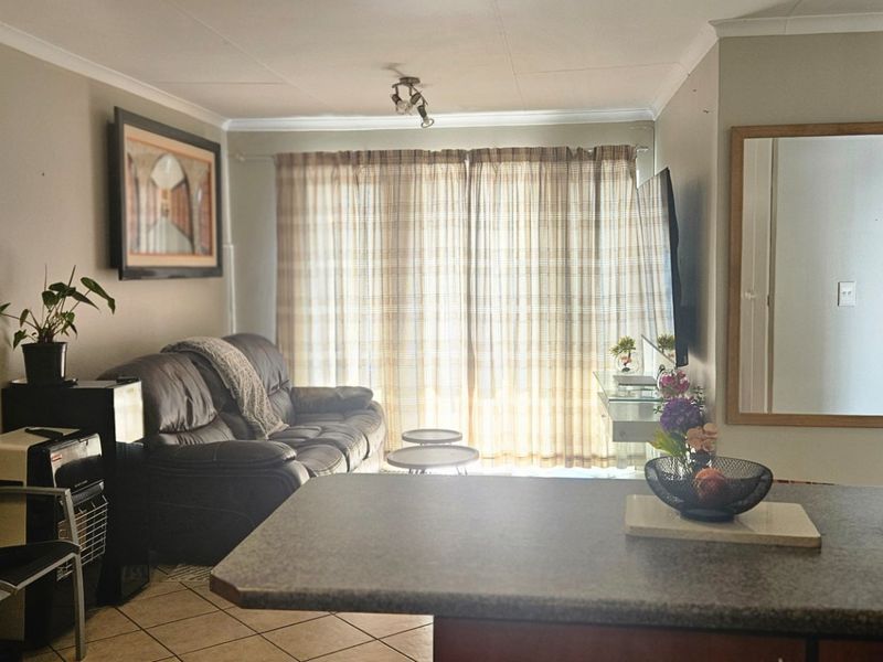 Stylish 2-Bedroom, 2-Bathroom Home in a Highly Sought-After Secure Complex!!! - Photo 1
