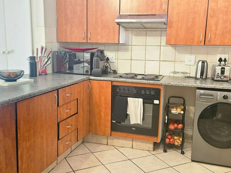 Stylish 2-Bedroom, 2-Bathroom Home in a Highly Sought-After Secure Complex!!! - Photo 7