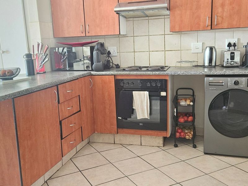 Stylish 2-Bedroom, 2-Bathroom Home in a Highly Sought-After Secure Complex!!! - Photo 6