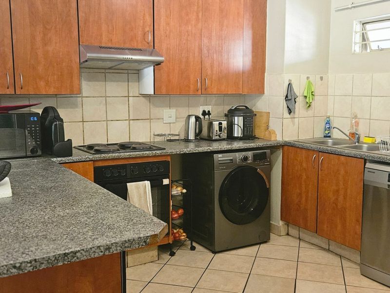 Stylish 2-Bedroom, 2-Bathroom Home in a Highly Sought-After Secure Complex!!! - Photo 8