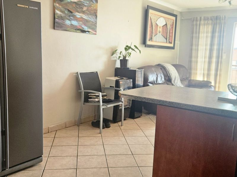 Stylish 2-Bedroom, 2-Bathroom Home in a Highly Sought-After Secure Complex!!! - Photo 3