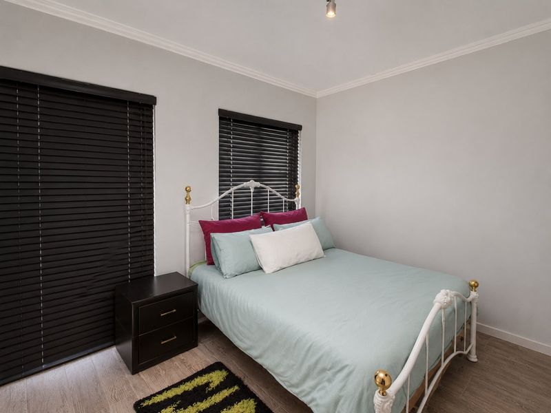 Modern Edenglen Apartment with large balcony living - Photo 10