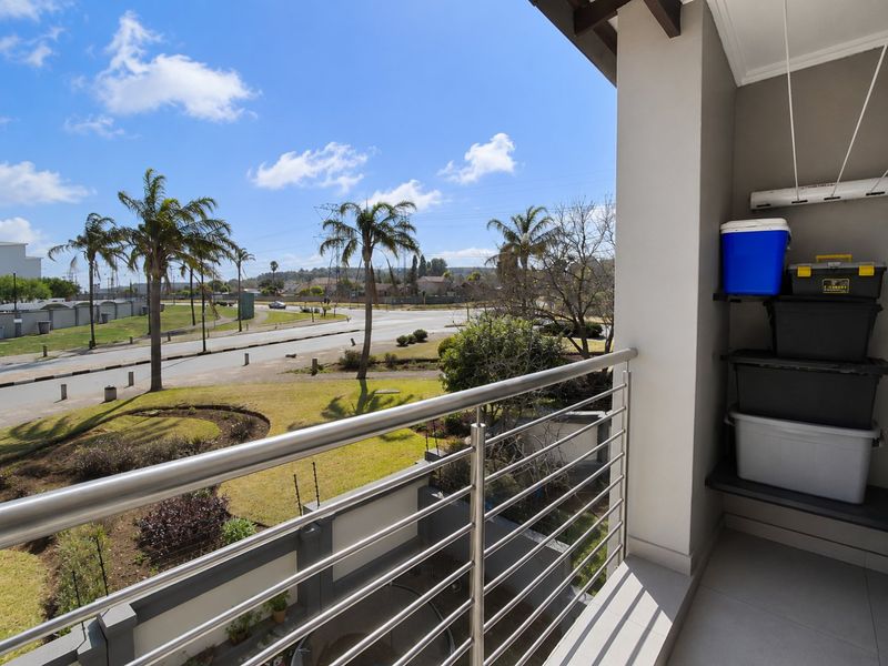 Modern Edenglen Apartment with large balcony living - Photo 9