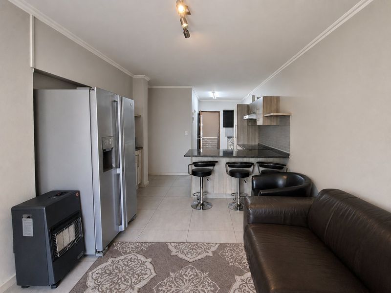 Modern Edenglen Apartment with large balcony living - Photo 7