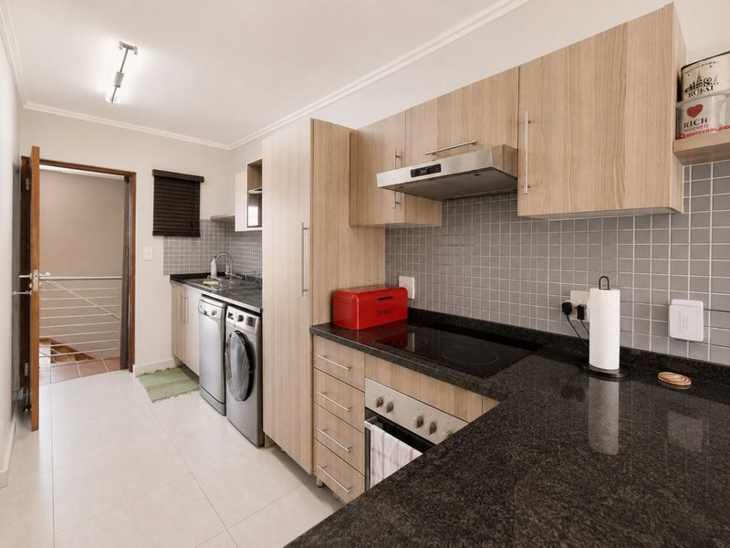 Modern Edenglen Apartment with large balcony living - Photo 4