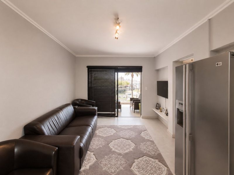 Modern Edenglen Apartment with large balcony living - Photo 5