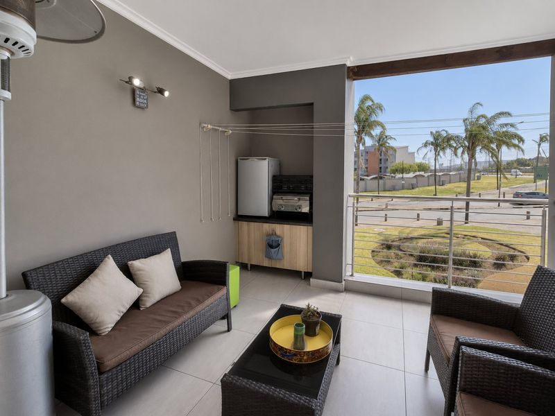 Modern Edenglen Apartment with large balcony living - Photo 8