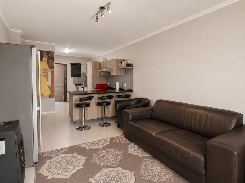 Modern Edenglen Apartment with large balcony living - Photo 6