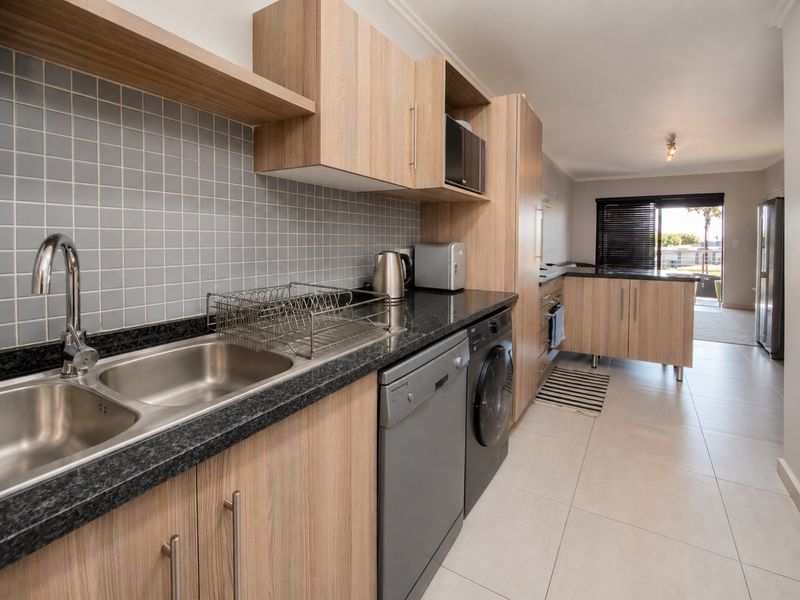 Modern Edenglen Apartment with large balcony living - Photo 2