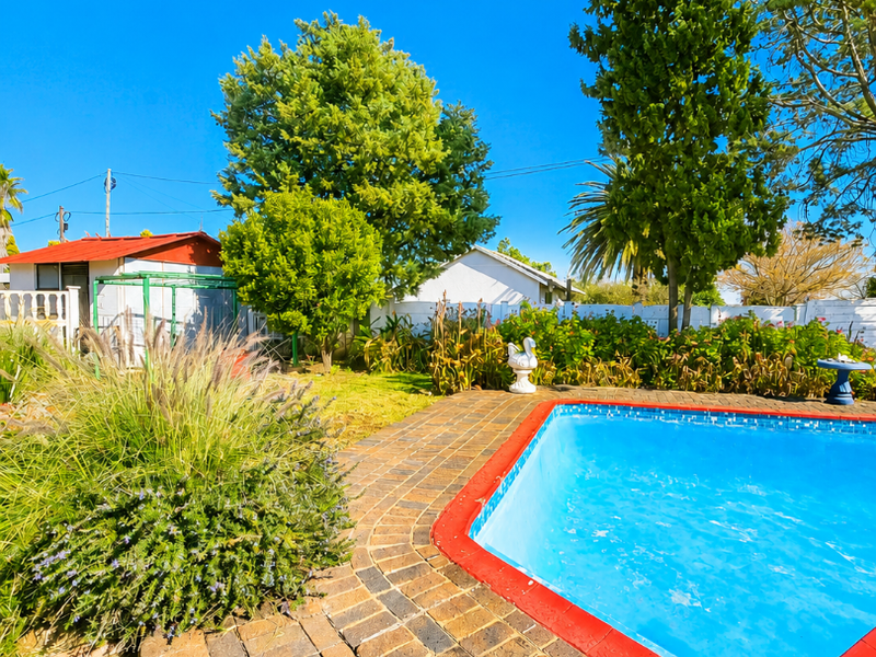 Spacious Family Home with Flatlet in a Quiet Area of Stilfontein - Photo 2