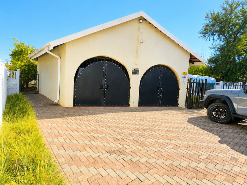 Spacious Family Home with Flatlet in a Quiet Area of Stilfontein - Photo 3