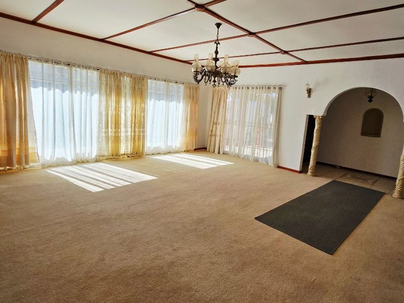 Spacious Family Home with Flatlet in a Quiet Area of Stilfontein - Photo 10