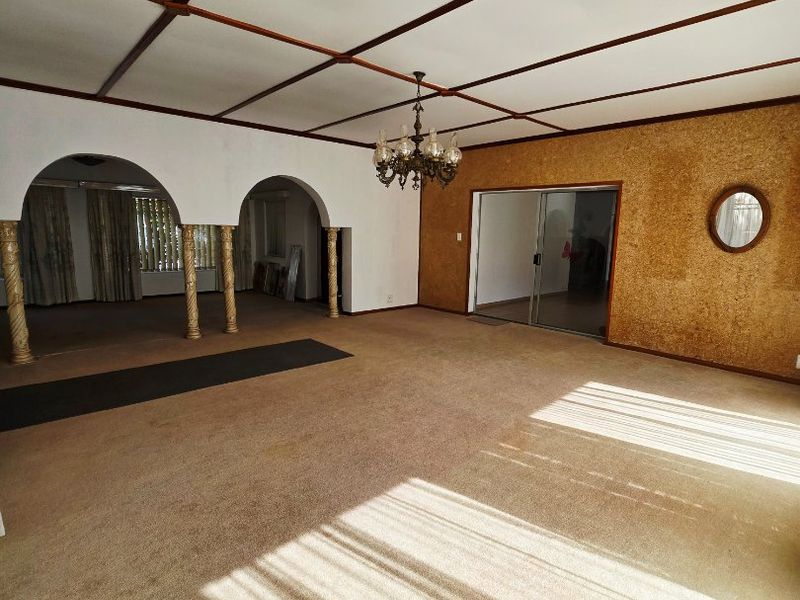 Spacious Family Home with Flatlet in a Quiet Area of Stilfontein - Photo 8