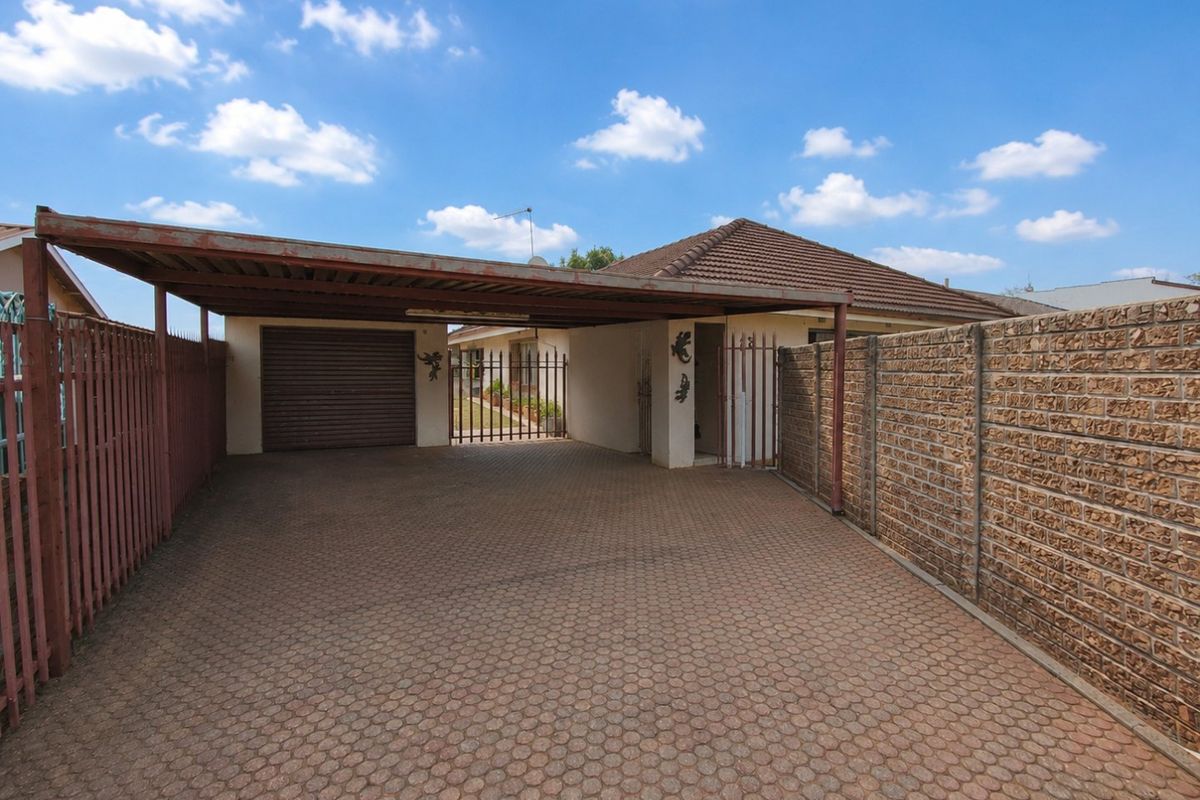 Spacious family home with pool in Klopperpark - Photo 2