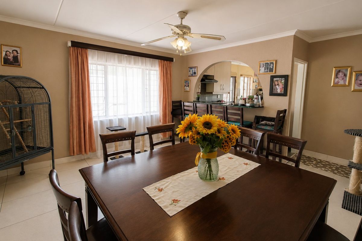 Spacious family home with pool in Klopperpark - Photo 4