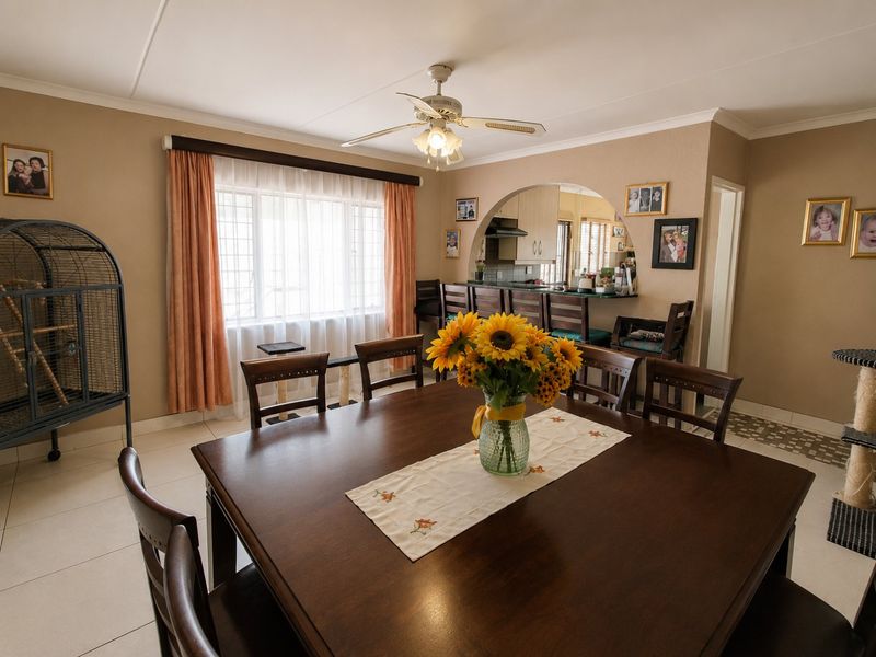 Spacious family home with pool in Klopperpark - Photo 4
