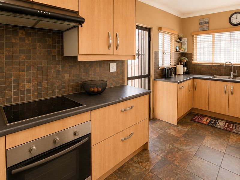 Spacious family home with pool in Klopperpark - Photo 9