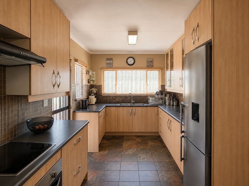 Spacious family home with pool in Klopperpark - Photo 7