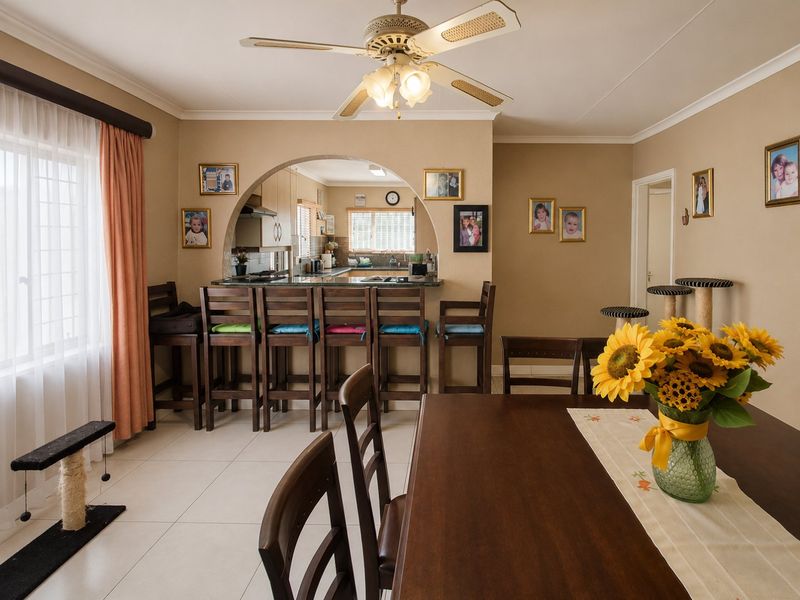 Spacious family home with pool in Klopperpark - Photo 5