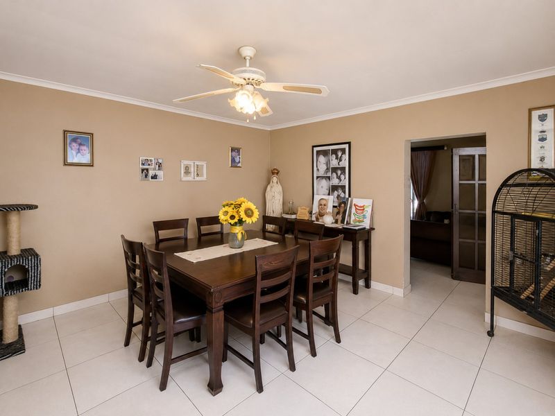 Spacious family home with pool in Klopperpark - Photo 6