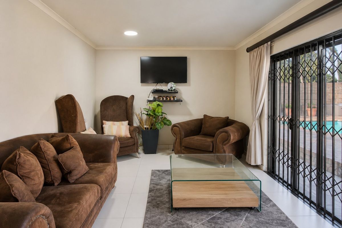 Spacious family home with pool in Klopperpark - Photo 3