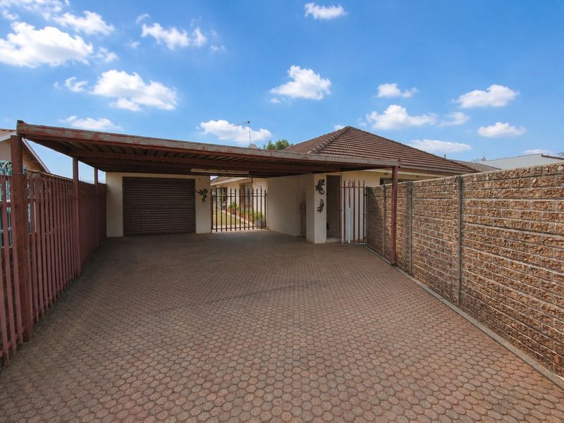 Spacious family home with pool in Klopperpark - Photo 2
