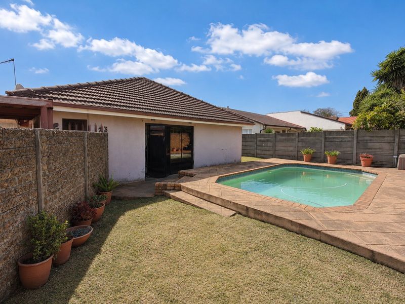 Spacious family home with pool in Klopperpark - Photo 1