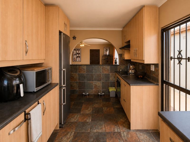Spacious family home with pool in Klopperpark - Photo 8