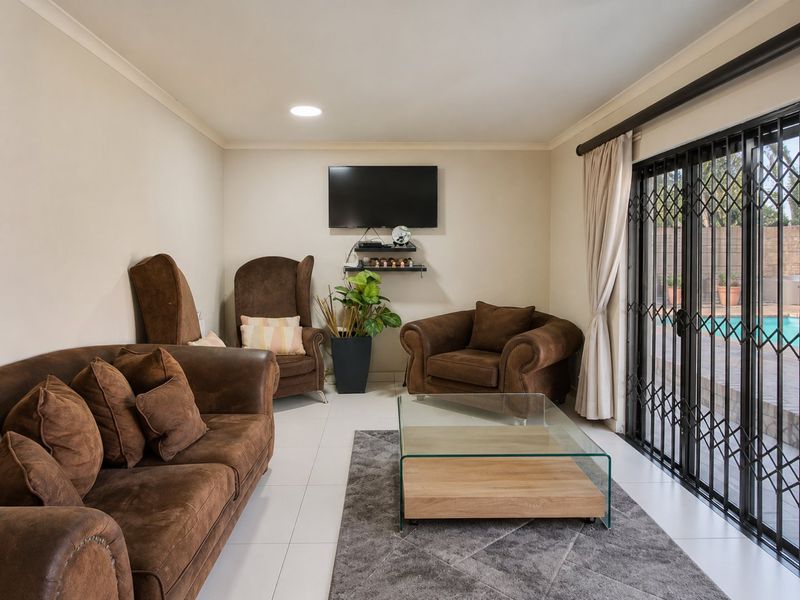 Spacious family home with pool in Klopperpark - Photo 3