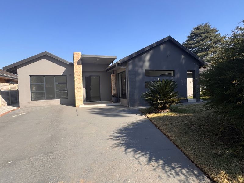 Top-tier four bedroom, three bathroom home in Risiville - Photo 5