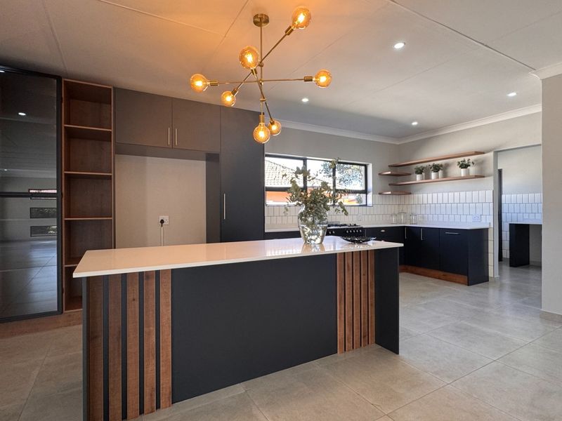 Top-tier four bedroom, three bathroom home in Risiville - Photo 9