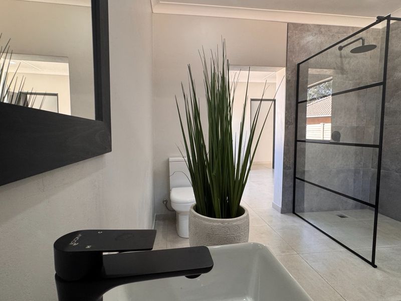 Top-tier four bedroom, three bathroom home in Risiville - Photo 3