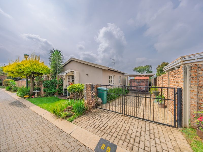 Charming 2 Bedroom Simplex in Sought-After Sherbrooke, Eden Glen - Photo 2
