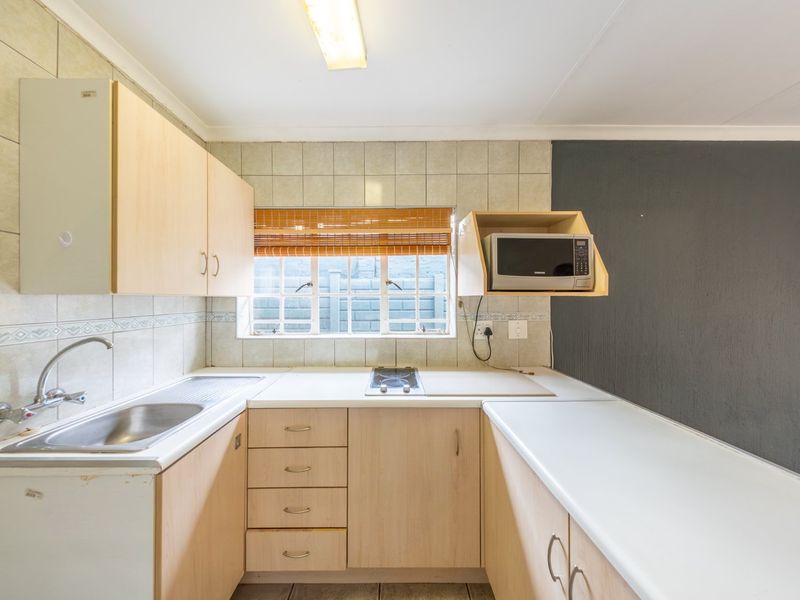 Stunning and safe cottage for rent in Bedfordview - Photo 4