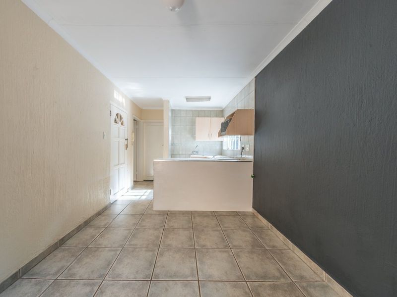 Stunning and safe cottage for rent in Bedfordview - Photo 2