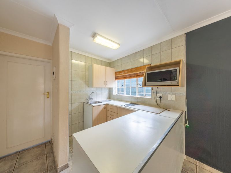 Stunning and safe cottage for rent in Bedfordview - Photo 3