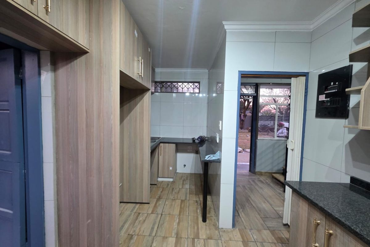 Spacious 3-Bedroom Family Home with Outside Guest Room – Impala Park - Photo 2