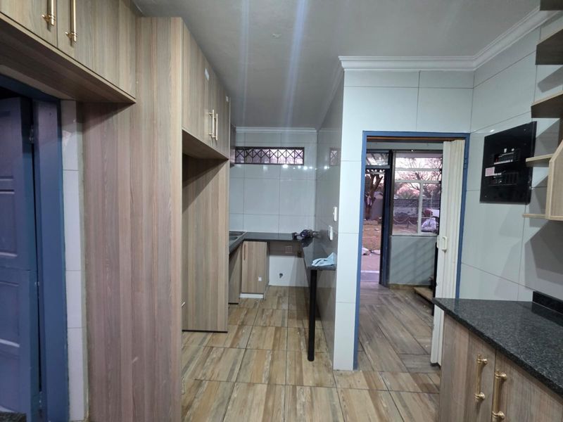 Spacious 3-Bedroom Family Home with Outside Guest Room – Impala Park - Photo 2
