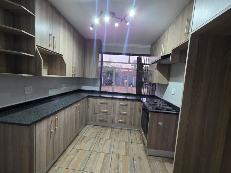 Spacious 3-Bedroom Family Home with Outside Guest Room – Impala Park - Photo 1